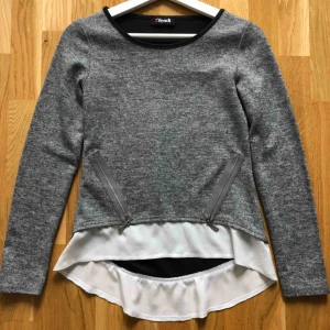  - Grå tröja S ❄️ Knappt använd, mycket bra skick. Storlek S 70 kr 