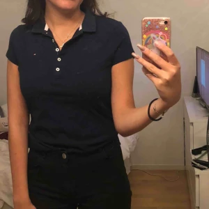  - Jättefin pikétröja från Tommy Hilfiger. Köptes för ca 2 år sedan för 400kr. Den är använt en gång och har sedan dess hängt i min garderob. Köparen står för frakt.💓 (pris kan diskuteras)