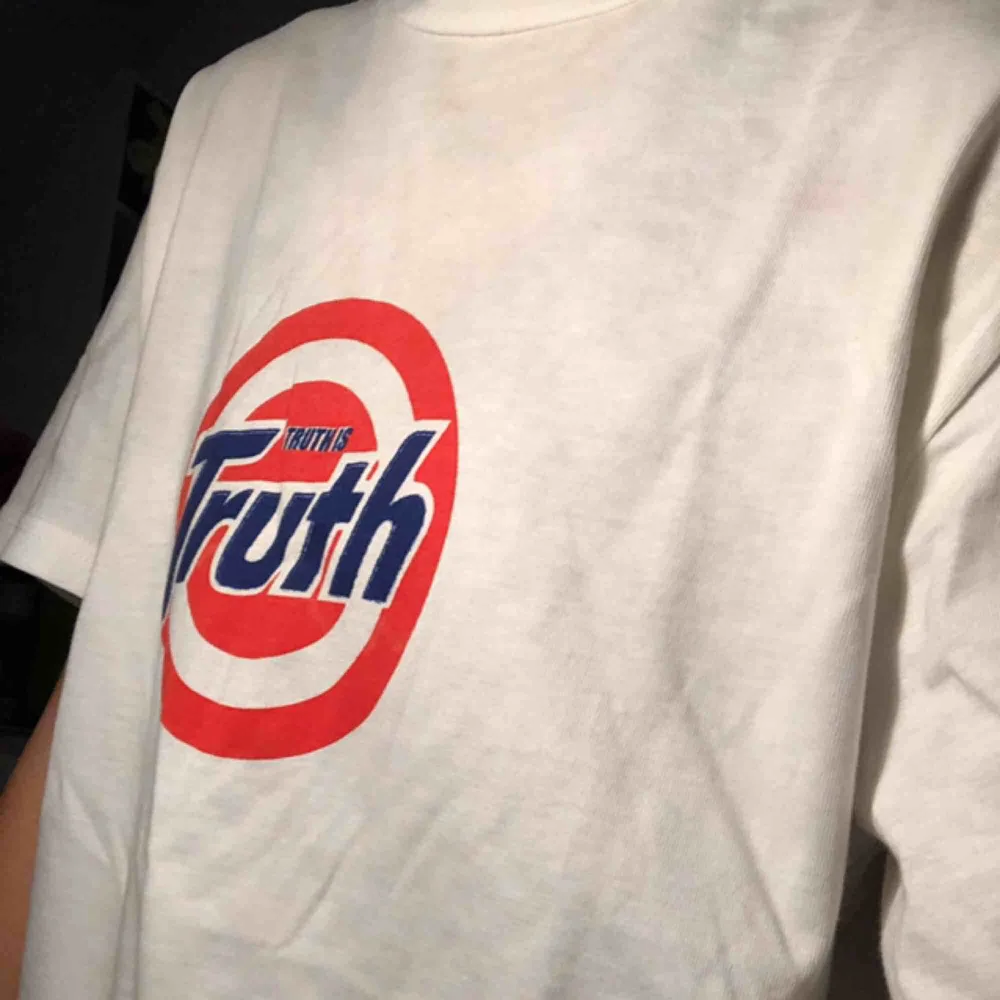Cool t-shirt med tryck ”Truth is truth” B) Använd någon enstaka gång, men i princip ny och oanvänd ;) väldigt gott i alla fall! Säljer pga passformen passade inte mig så  bra   Möts upp i Stockholm, köparen står annars för frakt📦 . T-shirts.