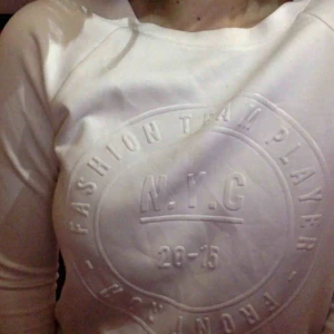  - vit långärmad collegetröja, glatt material, storlek XS jag är storlek M och den är inte tajt