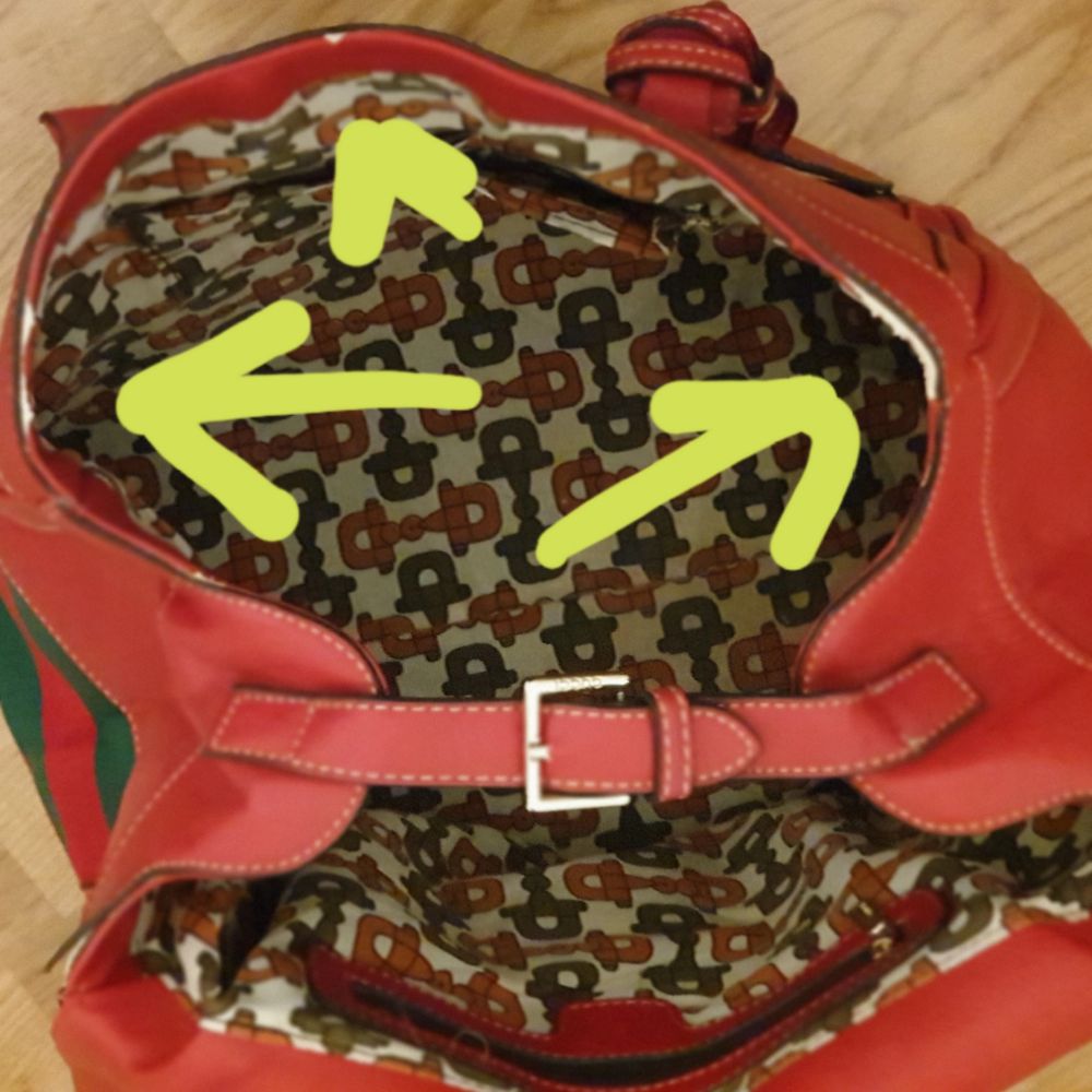 En snygg väska . Den är använd i normal skick.  Det finns tre repor som det ser ut i den tredje bilden.. Väskor.