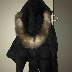  - Väldigt fint skick, förutom ett litet lagat hål på sidan, men inget som märks. Nypris på den var 899 (PÅ REA) 