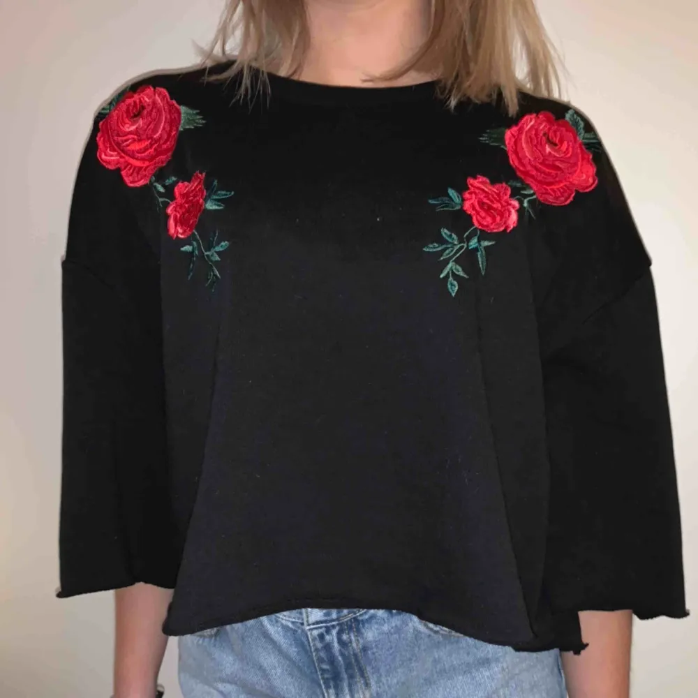 Skit snygg tröja från H&M med broderade rosor.  Lite boxig croppad modell.. Toppar.