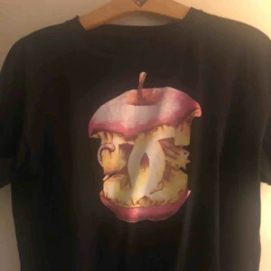  - Svart DC tröja i XX, funkar perfekt som oversize tröja utan att vara överdrivet stor för de som har storlekar xs-m då den är slimfit. Frakt:60kr