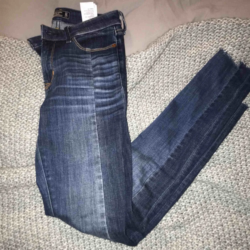 Tajta jeans från abercrombie strl 24 (00r). Jeans & Byxor.