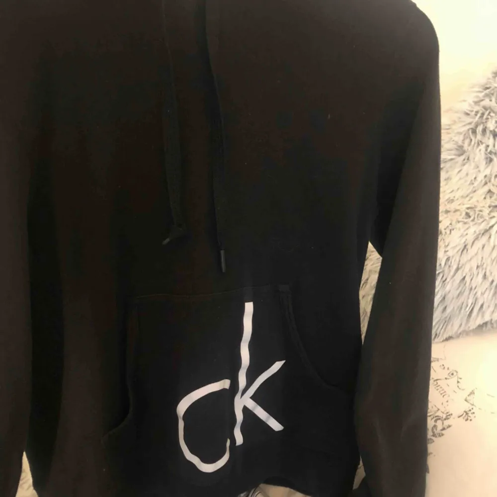 Svart Calvin Klein mjukisset köpt på CK store i Florida 2017. Skönt material och bra kvalite. Säljer pga att jag har växt ur de. Hoodiens org pris var cirka 600kr och byxorna 650kr! 400kr för hela, 250/del. Hoodies.