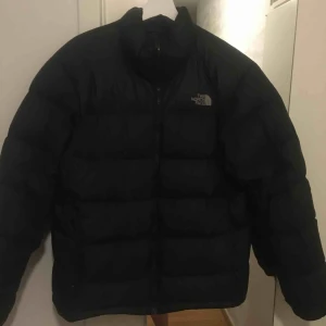  - En north face jacka, jackan är använd två vintrar och är i bra skick. Lite små ”hål” där dun sticker ut, pris kan diskuteras 