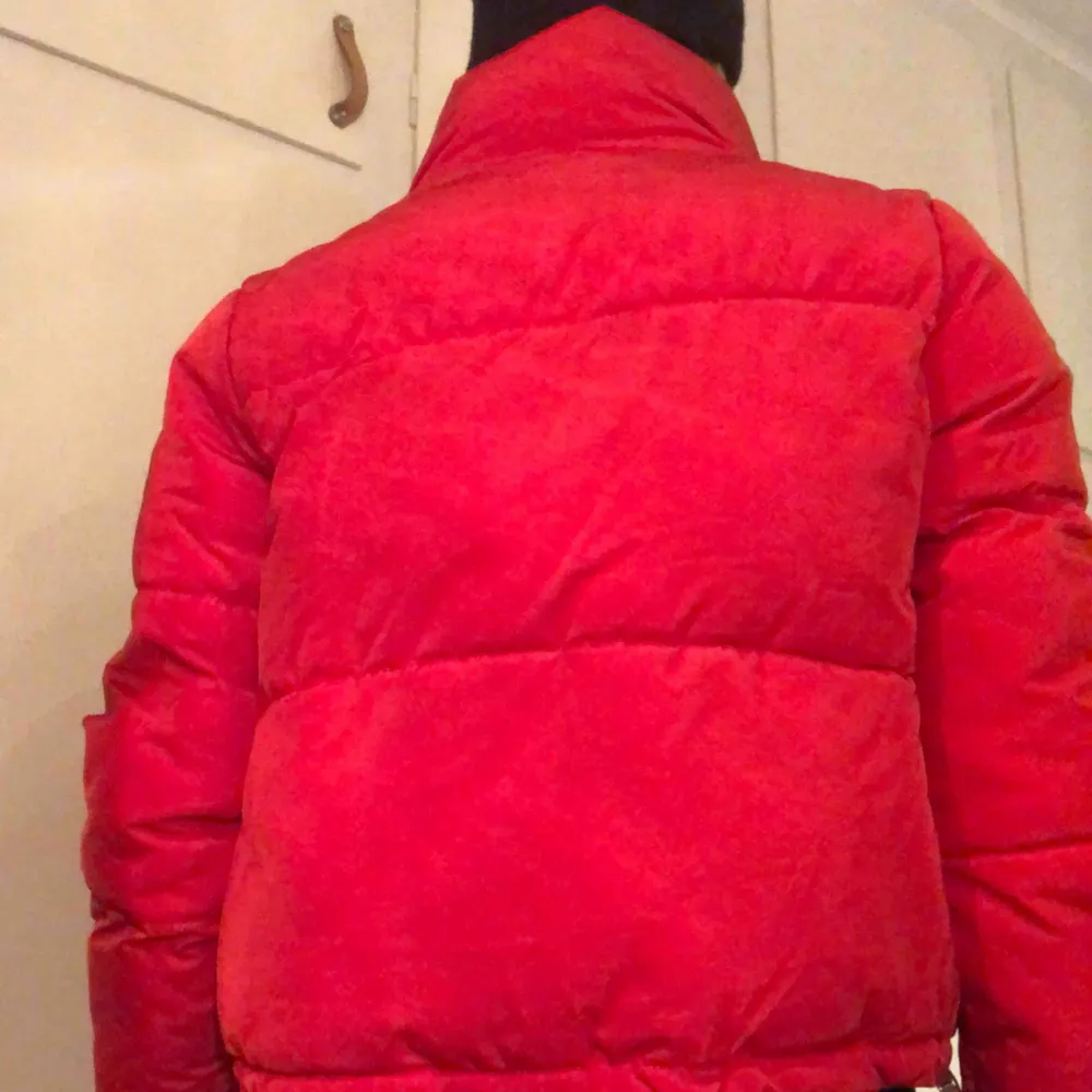 Snygg och varm röd jacka ❤️ frakt på 105kr tillkommer. . Jackor.