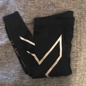  - 2XU tights använda någon enstaka gång men som nya. Säljer på grund av att dom är försmå för mig. Kan fraktas. Pris kan diskuteras vid snabb affär 