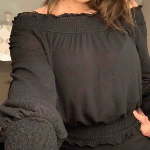  - En supersnygg basic off shoulder tröja. Den passar till både vardags och fest, så skönt material och snygga ”muddar” i ärmarna och i slutet/början på tröjan. Frakt tillkommer på 39kr💖💖