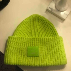  - Säljer min acne mössa eventuellt byta mot en annan färg 