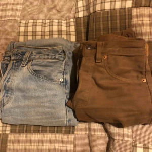  -  Ett par klassiskt ljusblåa och ett par bruna 501or De ljusblåa har längden 30 och det bruna har längden 32 De sitter bra på mig som är 162 cm  170 kr st, 300 kr för båda Kan mötas i söderort eller innerstad i Stockholm Frakt ingår ej