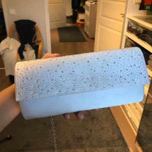  - Handväska med avtagbar kedja från Mascara, använd en gång. Färg: vit Storlek: 11 x 24.5 x 5.5 cm