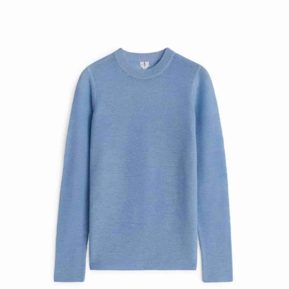 Blå stickad tröja från ARKET, stl S. Använd 2 gånger. Superfint skick!  100% Ull. . Tröjor & Koftor.