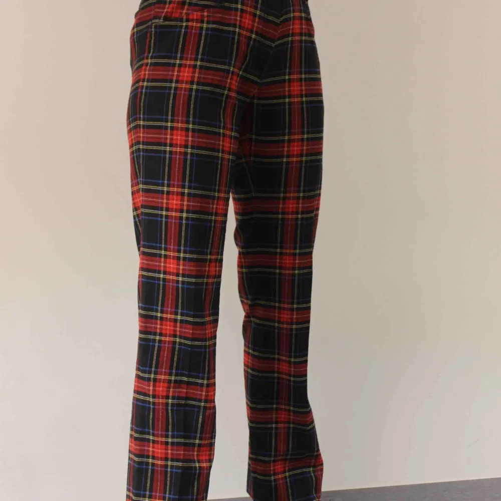 Ett par moderna röd rutiga byxor i ett något tunnare material och rak modell, modellen på bilden är 1.71 cm🥰🥰. Jeans & Byxor.