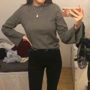  - Tjocktröja från Gina Tricot med lite utsvängda ärmar. Tyvärr är ärmarna lite för korta för mig som är 180cm lång. Använd några gånger men fortfarande bra skick. Köparen betalar frakt.💓