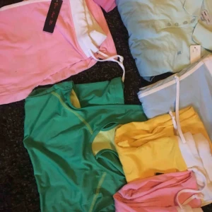  - Klädpåsar! Allt helt nytt! Träning/mys!  Träningslinnen med brottartygg, pikétröja, mysiga träningsbyxor, tighta träningstights,  Allt i färgerna Rosa - ljusblå - svart (träningstights) Finns i storlekar Small/medium/large/xlarge