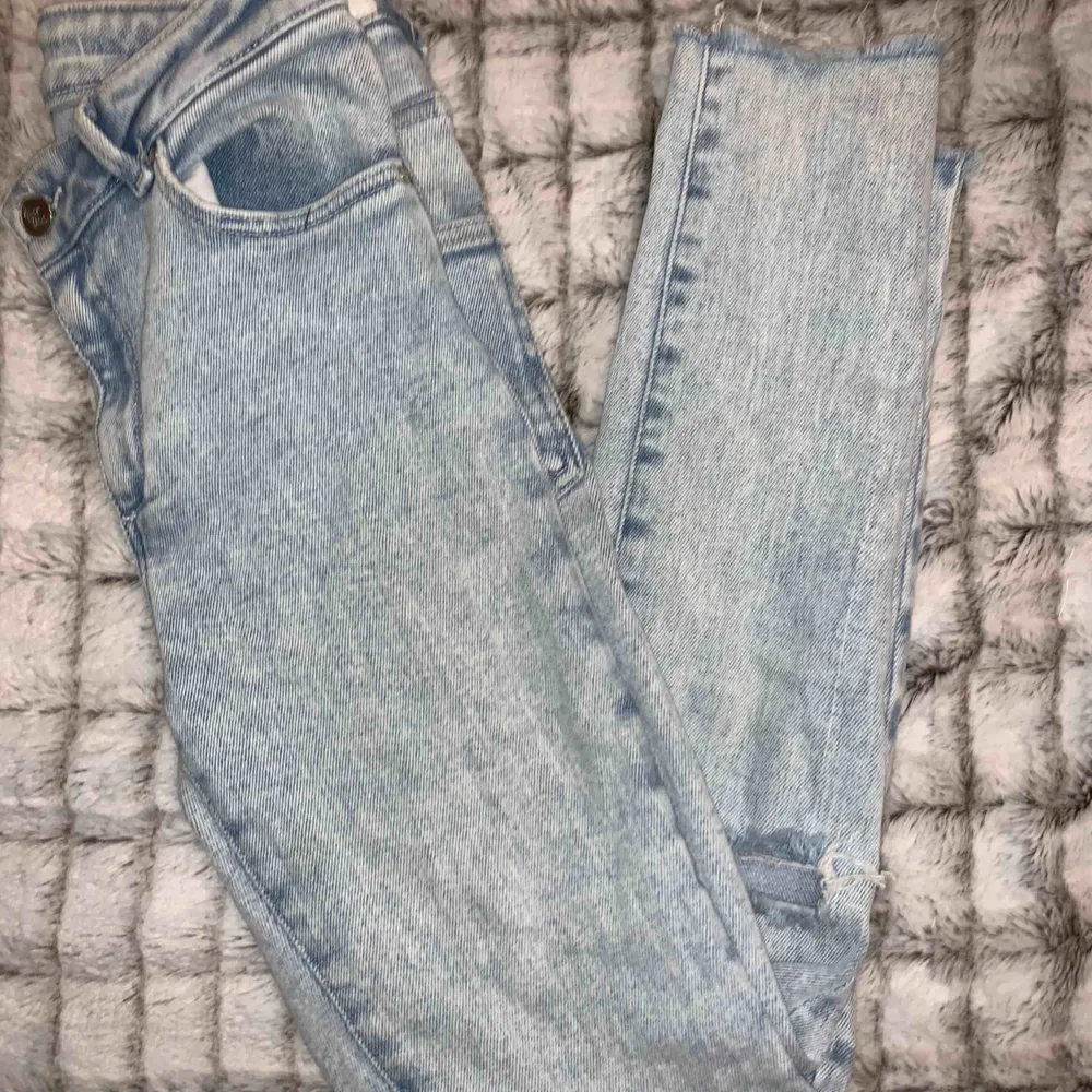 Snygga byxor som passar både storlekarna m och s, men bäst för storleken m, bra skick och mycket stetchiga. Jeans & Byxor.