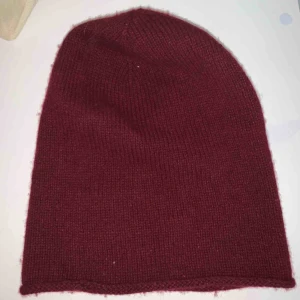  - Vinröd fin cashmere blandad mössa från &otherstories i fint skick, köptes för 400