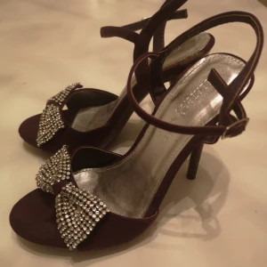  - Lila mocka stilettskor från teatro knappt använda. 