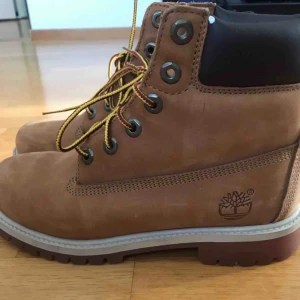  - Fina timberland skor. Binder/höst skor . Fint skick använd 3 gånger endast. Storlek 39