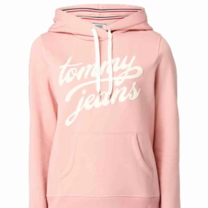  - Jättefin Hoodie från Tommy Hilfiger. Knappt använd. Köpt för 1400 så säljer för sviiinbra pris (300 med frakt)