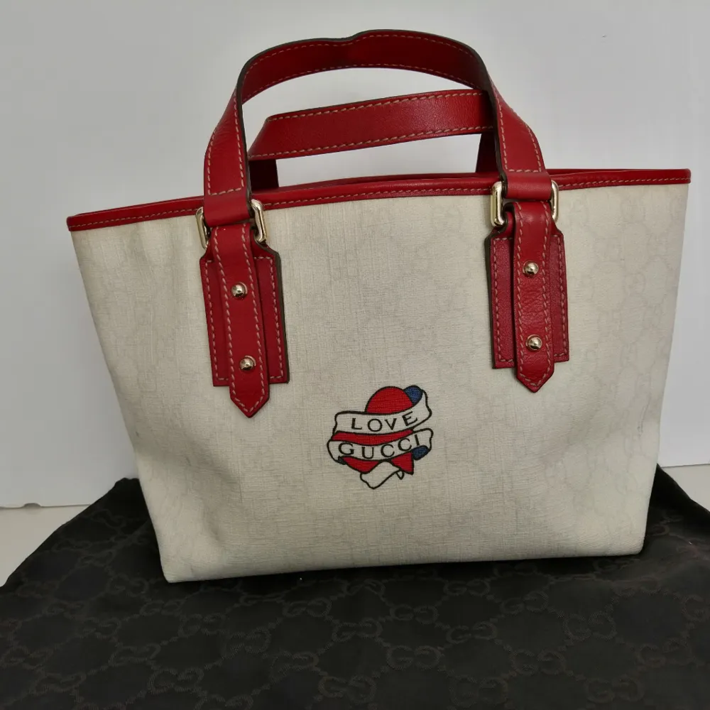 Gucci small handbag love gucci tattoo, excellent condition, inside is excellent, dustbag, 100%authentic,                                 size 25x18cm, handle 11cm, write me for more info and pics           . Väskor.