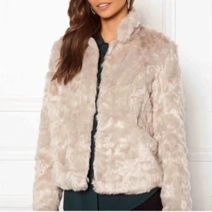  - Säljer en pälsjacka, använd få tal gånger, väldigt fint skick. Köpt för 900kr. Säljs pågrund av att det inte är min stil!