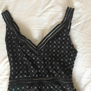  - en så himla snygg o klassisk baddräkt från stüssy! tyvärr har den blivit för stor för mig. den markerar midjan jättefint o är väldigt mjuk o skön! y-et i stüssy märket i guld sitter lite löst men annars är den av bra kvalitet!  