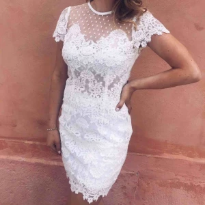  - Klänning från Ida Sjöstedt som jag använt på min student. Skulle säga att detta snarare är en 36/38 för att den ska sitta snyggt. Använd en gång.