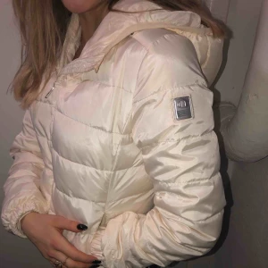  - Krämvit puffer/dunjacka vinterjacka från dam, passar även XS! Frakt tillkommer🥰