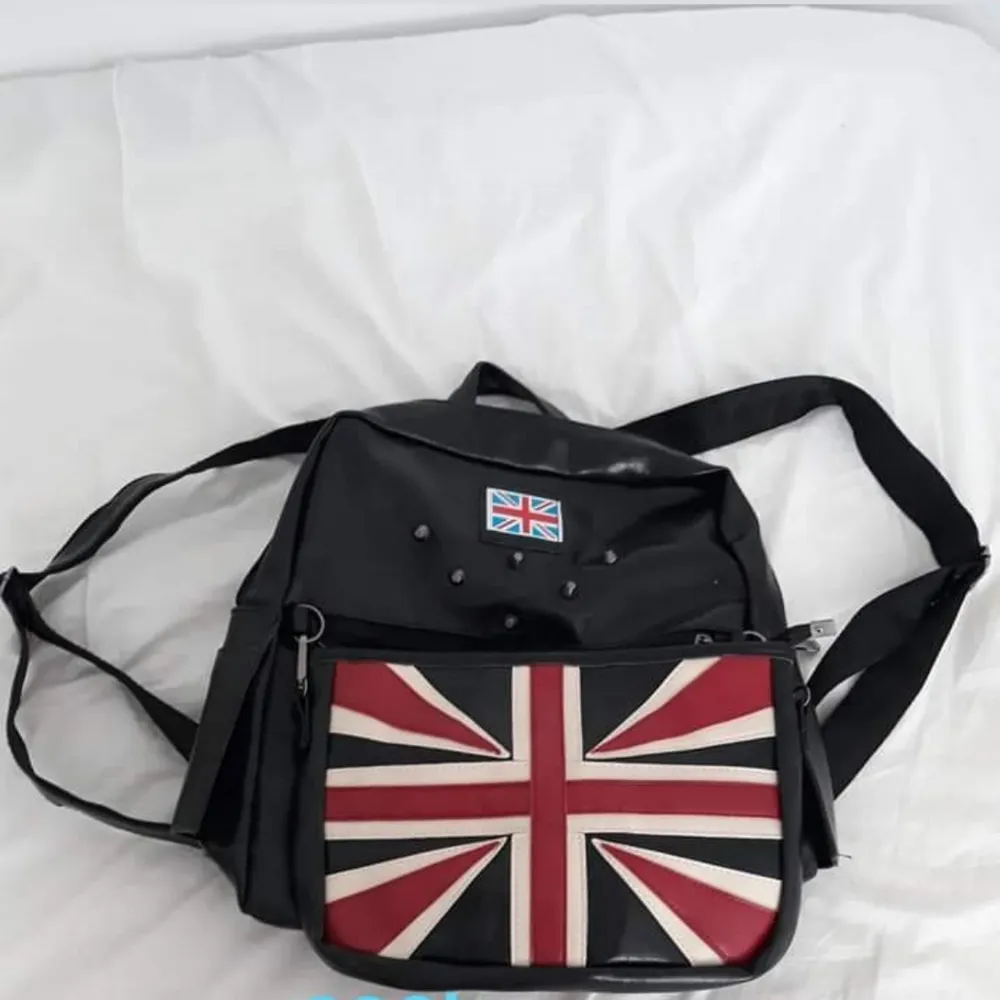 Säljer mina 2 väskor 150 kr/st eller 250 för båda Den svarta är aldrig använda, löstagbar flagga som blir en handväska om man tar av den, köpt i London  Den andra är använd ett fåtal gånger Båda är i befintliga skick Köparen står för frakt över 50kr Swish, kontant är möjligt om man möts upp. Väskor.