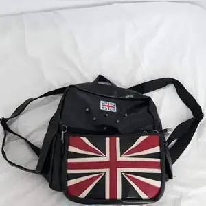 Säljer mina 2 väskor 150 kr/st eller 250 för båda Den svarta är aldrig använda, löstagbar flagga som blir en handväska om man tar av den, köpt i London  Den andra är använd ett fåtal gånger Båda är i befintliga skick Köparen står för frakt över 50kr Swish, kontant är möjligt om man möts upp