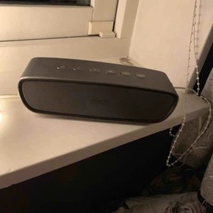  - Smidig högtalare bra ljud knappt använd  Laddas med mini - USB, finns utag för hörlurar också! Knappar uppepå. Fungerar felfritt