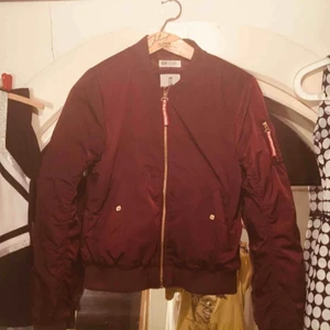  - helt ny  Vinröd bomberjacka 156cm (xs)