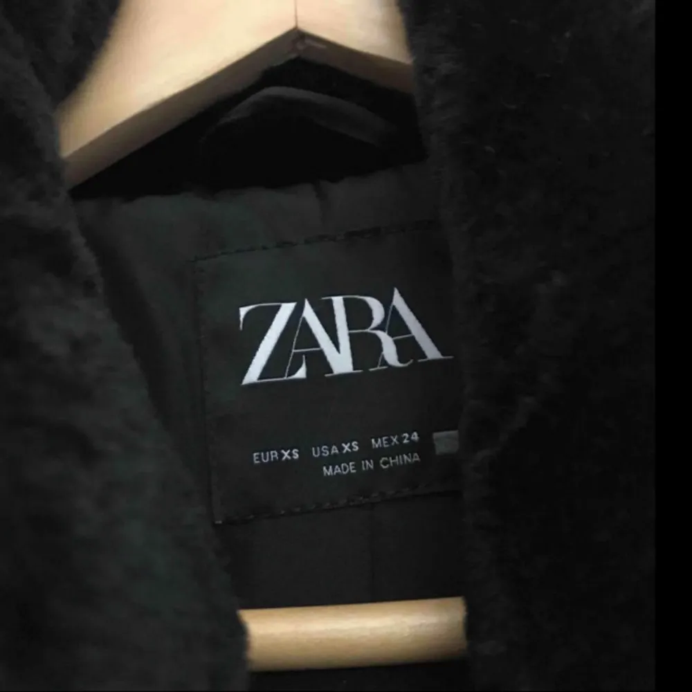 Jätte fin Zara jacka med fusk päls i storlek xs. Helt oanvänd, säljer på grund av att den var för liten. Nytt pris 700 och säljer för 600.. Jackor.