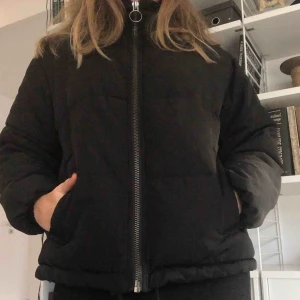  - Svart puffjacka från ASOS 🖤 Den är i petite modell så passar er som också är lite kortare! Varm och skön, perfekt nu för vintern ❄️