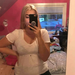  - Storlek 2 passar mig som oftast har S, köpte den för ca 400, Köpte tröjan för länge sen och använder den inte längre därför jag säljer den🥰