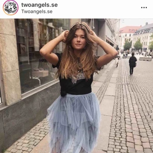  - Så HIMLA fin ljusblå/grå tylleskol köpt i somras från Two Angels i gbg för 699:-. Endast använd en gång. säljer för 300 inklusive frakt. den är inte genomskinlig! 