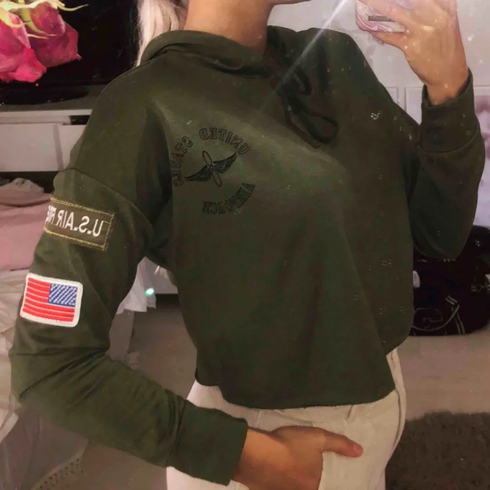 Croppad militärhoodie, aldrig använd. Inklusive frakt: 120 kr. Hoodies.