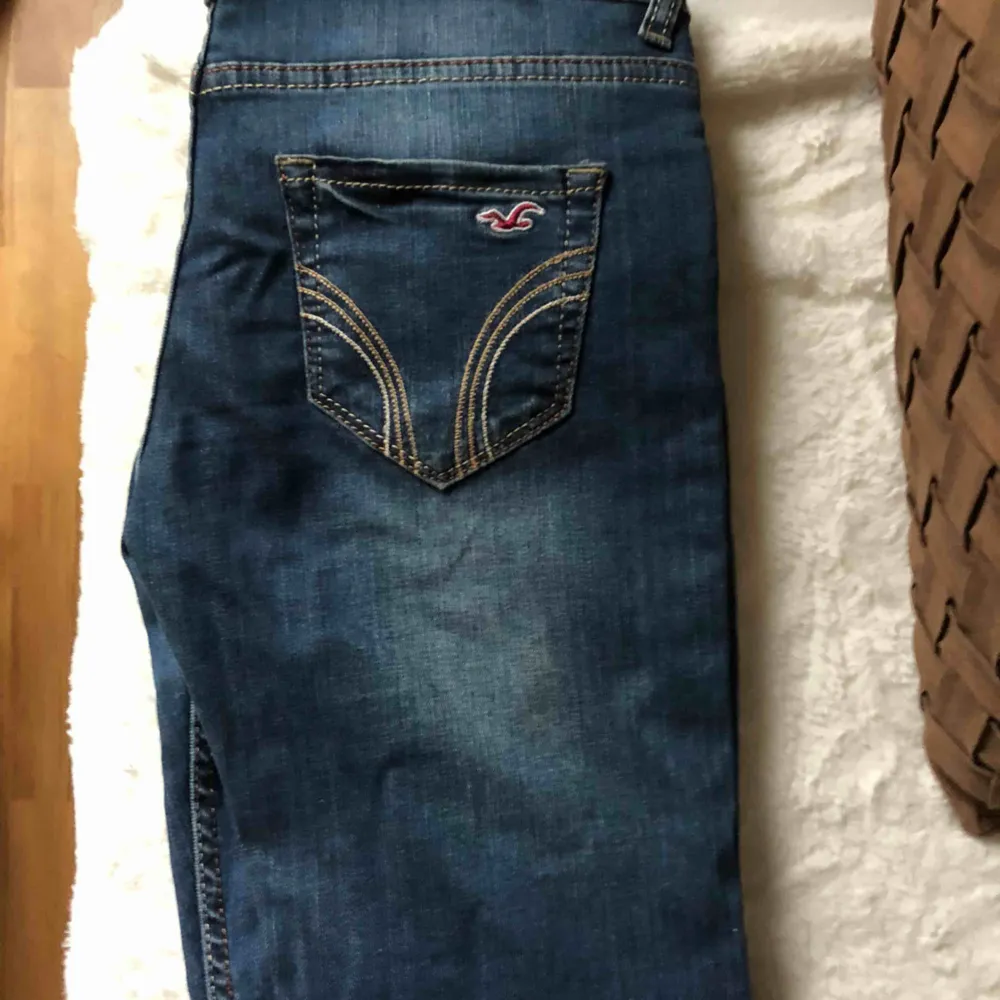 Hollister jeans i rak modell. . Jeans & Byxor.