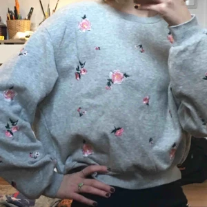  - Grå sweatshirt med broderade blommor på från H&M. Storleken är M men passar mig utmärkt som är en XS.💓