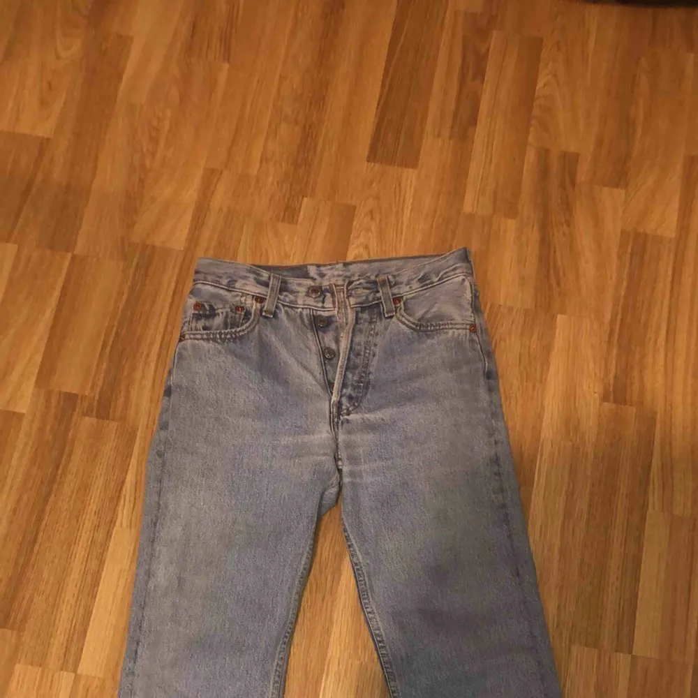 W25 L32. (Lite små i midjan så skulle kunna säga W23/24)  Nya och i fint skick Levis 501 byxor. Jag säljer för att jag redan har ett par till. Inga defekter, hål eller fläckar. . Jeans & Byxor.