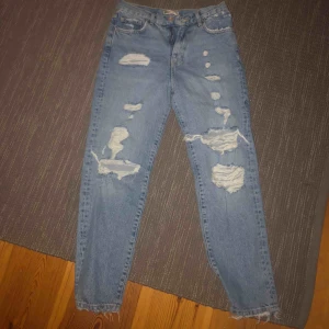  - Supersnygga momjeans med slitningar från Gina tricot Frakt tillkommer💕 