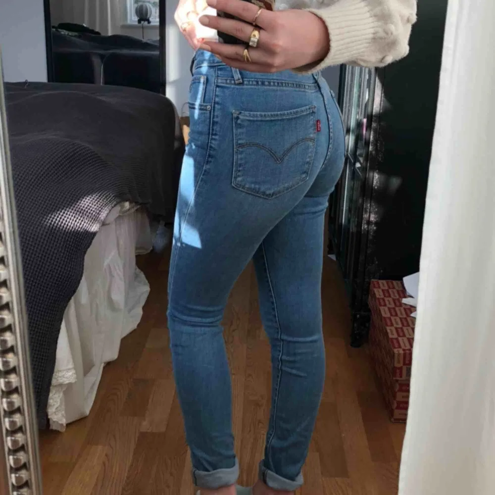 Säljer ett par fina Levi’s jeans. Modell 721 high rise skinny i storlek 26. De är i väldigt bra skick. Kan mötas i Stockholm (köparen står för frakt). Jeans & Byxor.