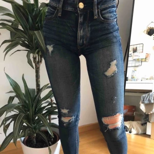  - Skitcoola håliga american eagle outfitters blåa jeans. Använda ett fåtal gånger. Storlek: XS/S Startpris: 75 kr Köparen står för frakt. BUDA PÅ💯❤️