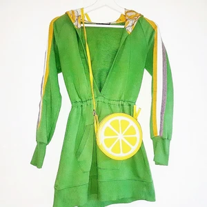  - Sportig klänning med huva. Frakt tillkommer på 55 kr! 