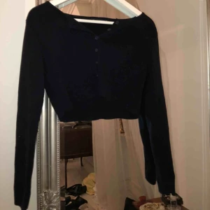  - Jättesöt finstickad topp från brandy, använd endast en gång så tänker den gör sig bättre i någon annan gaderob! Nypris ca 400