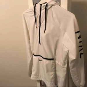  - tunn nike jacka, fint skick då den knappt kommit till användning
