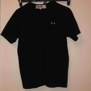  - Super snygg comme des garcons play t-shirt. Använd max 5 ggr. 